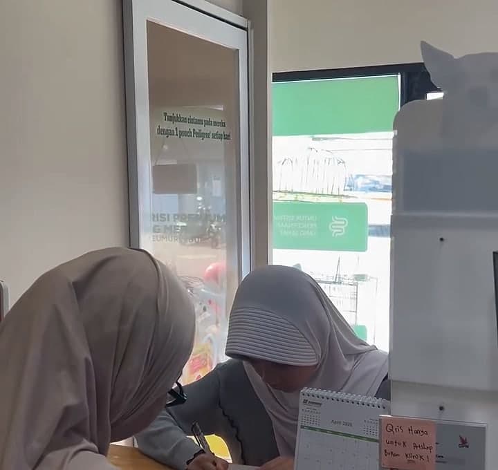 Pawrents berkonsultasi di klinik